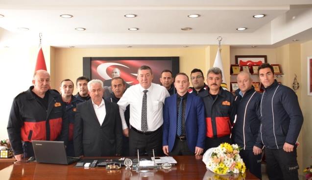 Tekin’ e itfaiyeci kaskı hediye ettiler…