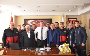 Tekin’ e itfaiyeci kaskı hediye ettiler…