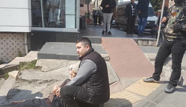 Yaşlı adam düştü, vatandaş tepki gösterdi…