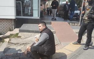 Yaşlı adam düştü, vatandaş tepki gösterdi…