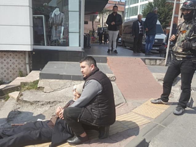Yaşlı adam düştü, vatandaş tepki gösterdi…