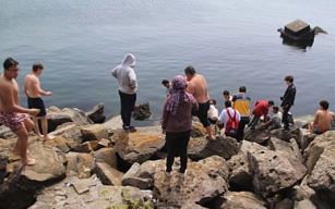 Birden denize atladı... Balıkçılar kurtardı...