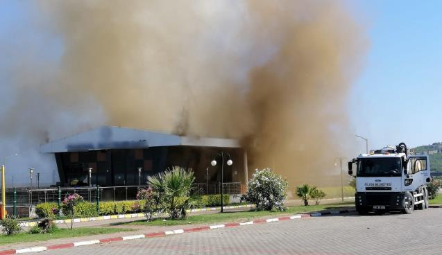 Restaurantta çıkan yangın paniğe neden oldu