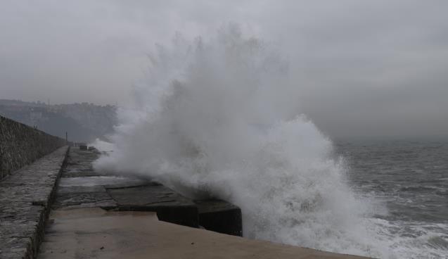 Zonguldak’ta dev dalgalar 7 metrelik istinat duvarını aştı