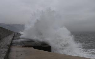Zonguldak’ta dev dalgalar 7 metrelik istinat duvarını aştı