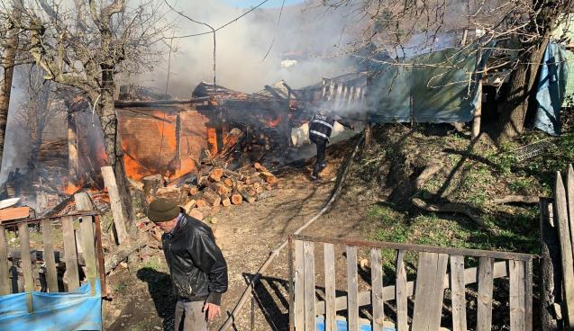 Alevlere teslim olan ahşap ev küle döndü