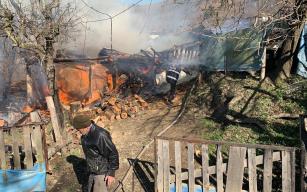 Alevlere teslim olan ahşap ev küle döndü