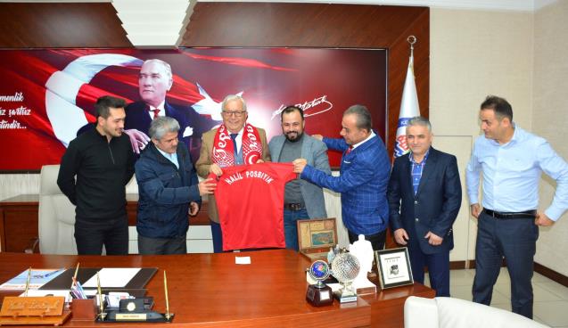 Posbıyık’a forma ve atkı hediye ettiler…