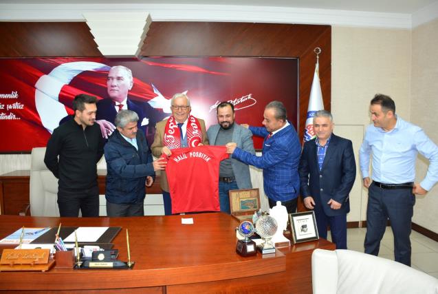 Posbıyık’a forma ve atkı hediye ettiler…