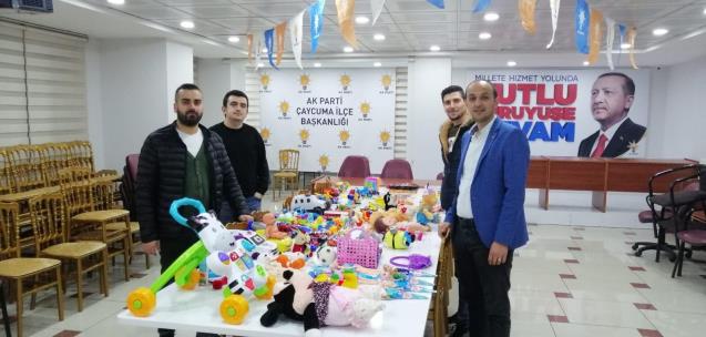 AK Partili gençler depremzede çocukları unutmadı