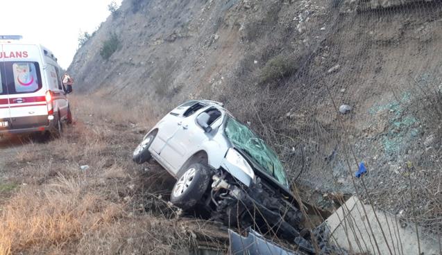 Otomobil şarampole devrildi: 2 yaralı