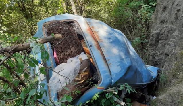 25 metreden şarampole yuvarlandılar..