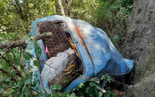 25 metreden şarampole yuvarlandılar..