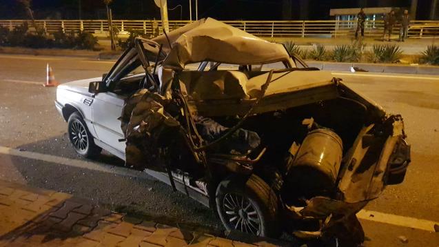 Yakıtı biten otomobili iten gençlere kamyonet çarptı..