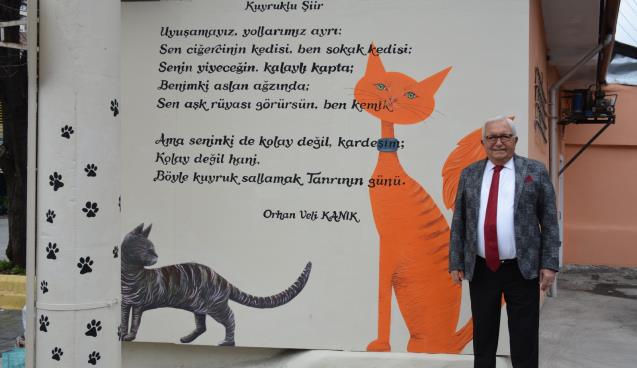 ORHAN VELİ’NİN “KUYRUKLU ŞİİR”İ KASAPLAR SOKAĞI’NDA…