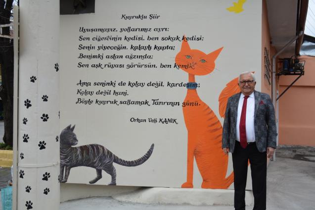 ORHAN VELİ’NİN “KUYRUKLU ŞİİR”İ KASAPLAR SOKAĞI’NDA…