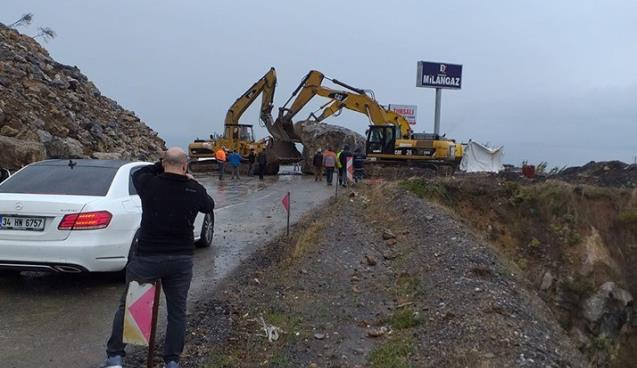 Yola kaya düştü, ulaşım durdu