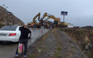 Yola kaya düştü, ulaşım durdu