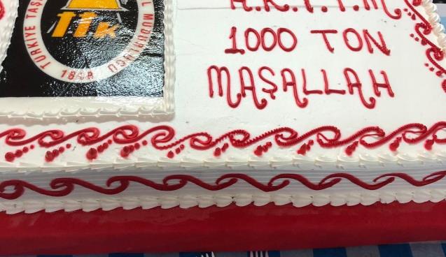 Madenciler üretimin artmasını pastayla kutladı