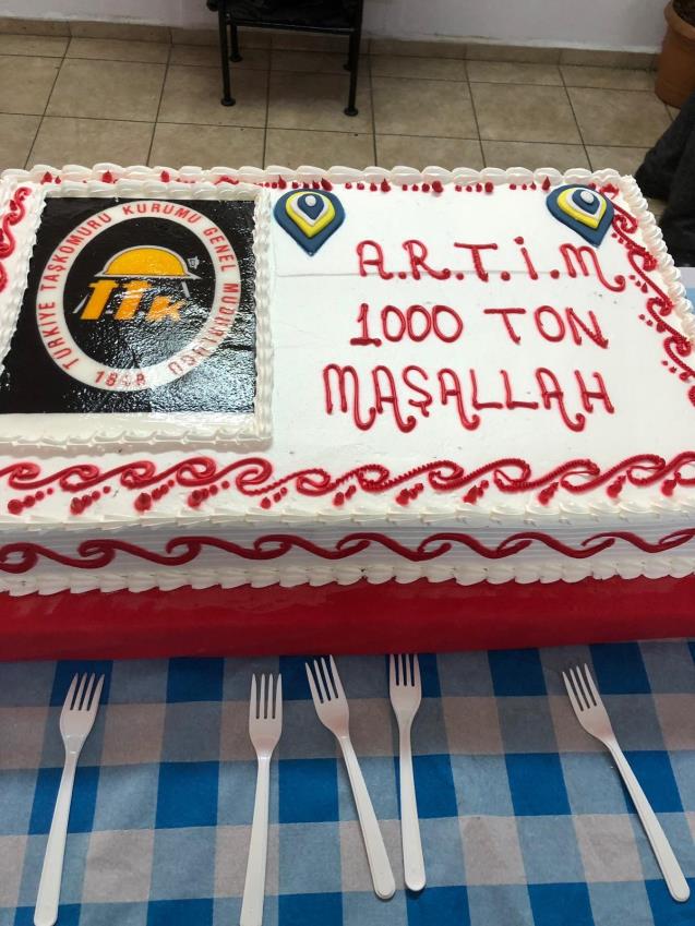 Madenciler üretimin artmasını pastayla kutladı