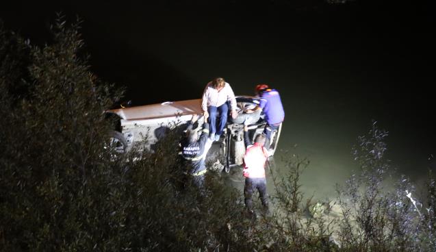 Kontrolden çıkan otomobil ırmağa uçtu: 2 yaralı