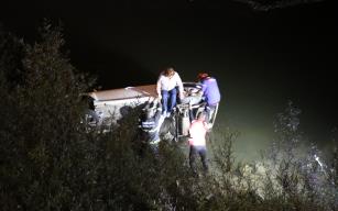 Kontrolden çıkan otomobil ırmağa uçtu: 2 yaralı