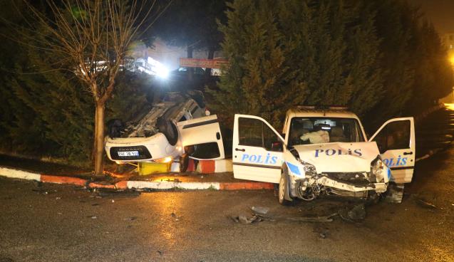 Polis otosu ile araç çarpıştı: 1'i polis 2 kişi yaralandı