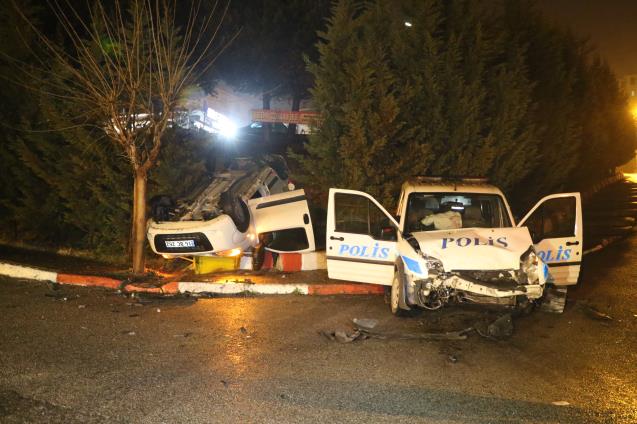 Polis otosu ile araç çarpıştı: 1'i polis 2 kişi yaralandı