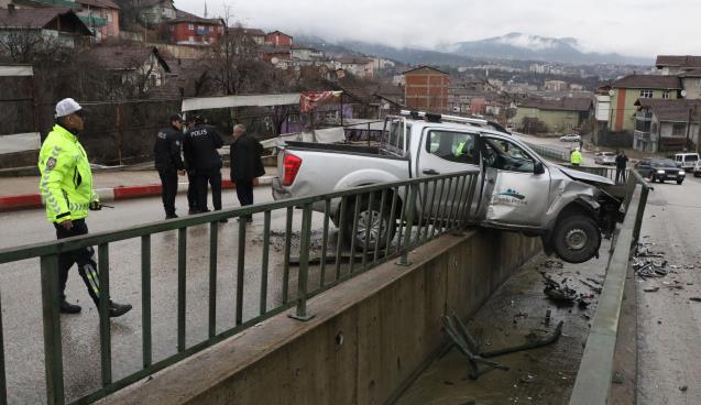 Kamyonet su kanalında asılı kaldı: 2 yaralı