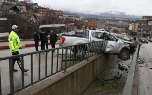 Kamyonet su kanalında asılı kaldı: 2 yaralı