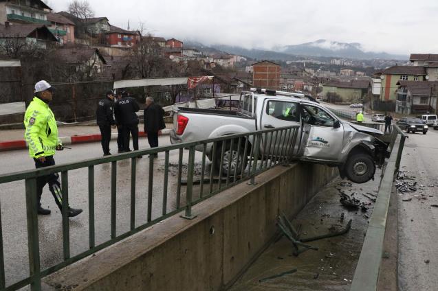 Kamyonet su kanalında asılı kaldı: 2 yaralı
