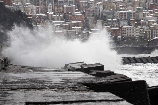 Zonguldak’ta dev dalgalar 7 metrelik istinat duvarını aştı