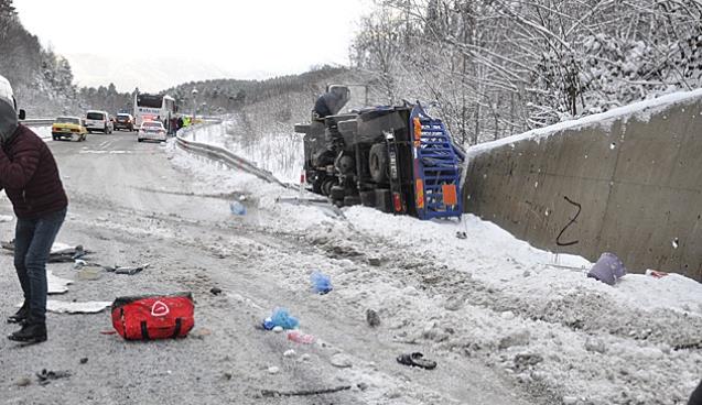 Otobüs ile kamyon çarpıştı; Yaralılar var…