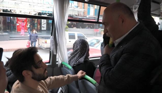 Otomobili bıraktı, seçim çalışmasına halk otobüsü ile gitti.