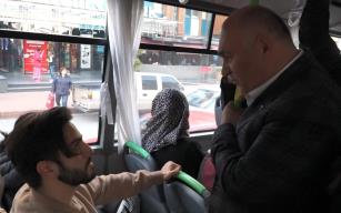 Otomobili bıraktı, seçim çalışmasına halk otobüsü ile gitti.