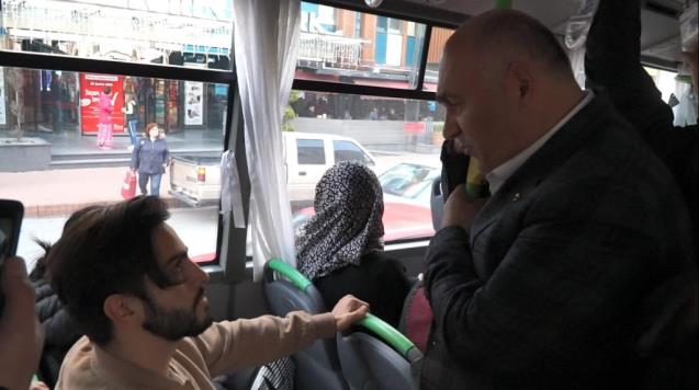 Otomobili bıraktı, seçim çalışmasına halk otobüsü ile gitti.