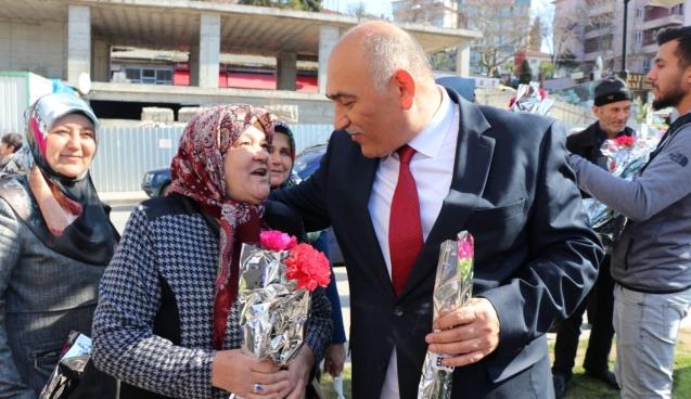 Kadınlar gününde Karanfil Dağıttı…