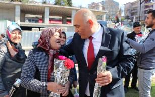 Kadınlar gününde Karanfil Dağıttı…