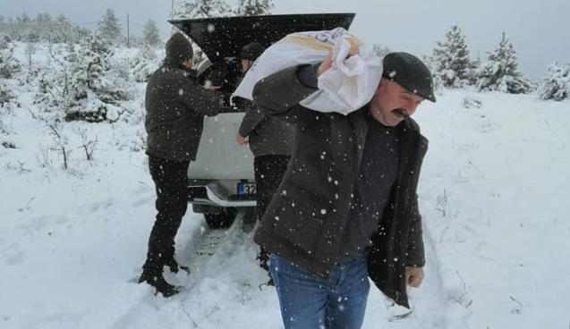 Yaban hayvanlarına yem bırakıldı