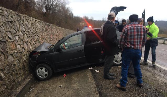 İstinat duvarına çarpan otomobildeki 4 kişi yaralandı