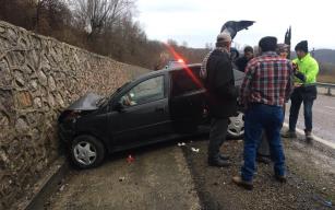 İstinat duvarına çarpan otomobildeki 4 kişi yaralandı