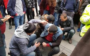 Cadde ortasında tartıştığı kayınbiraderlerini bıçakladı