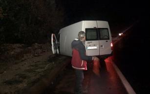 Yağmurda kayan ticari araç yoldan çıktı