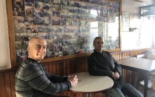 (Özel) Müşterilerin fotoğraflarını biriktirerek sergiliyor