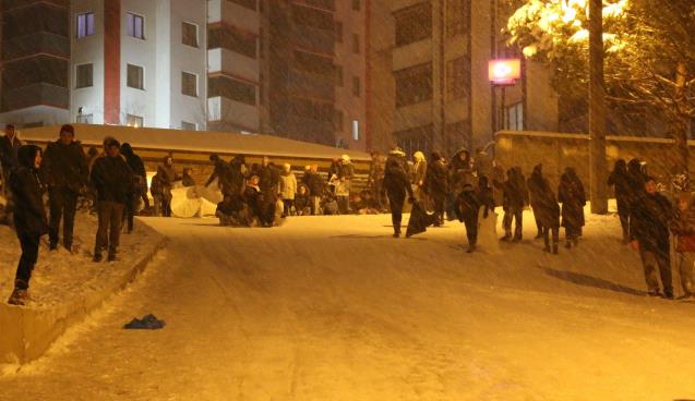 Karda kayabilmek için yoğunluktan sıra beklediler