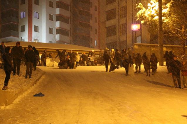 Karda kayabilmek için yoğunluktan sıra beklediler