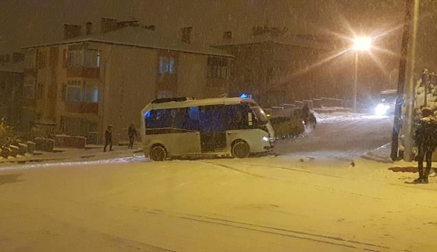 Buz pistine dönen yolda kazalar art arda geldi