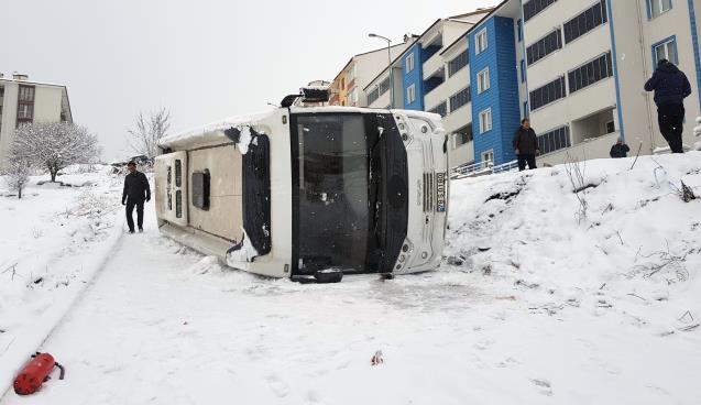 Buz tutan yolda kayan işçi servisi devrildi