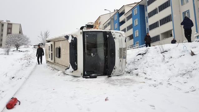 Buz tutan yolda kayan işçi servisi devrildi