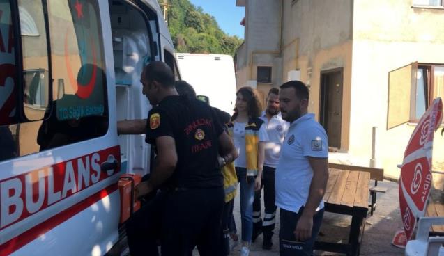 Yangında mahsur kalan yaşlı adamı ablası kurtardı 